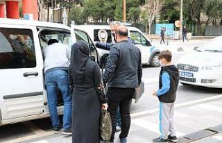10 yaşındaki oğluyla sokağa çıkan baba ve anneye...