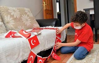 10 yaşındaki Umut evini süslemek için Türk bayrağı...