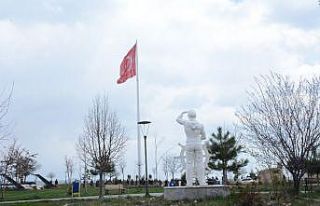 150 metrekarelik Türk bayrağı Tatvan’da göndere...