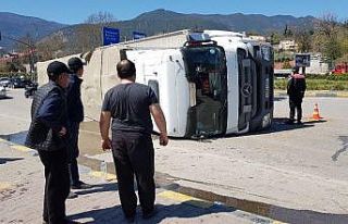 22 ton ip yüklü tır kavşakta refüje çarpıp...