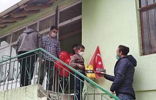 23 Nisan doğumlu çocuğa sürpriz kutlama