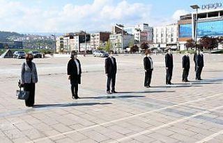 23 Nisan kutlamaları kapsamında çelenk sunumu yapıldı
