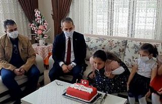 23 Nisan’da doğan çocuğa Kaymakamdan pastalı...
