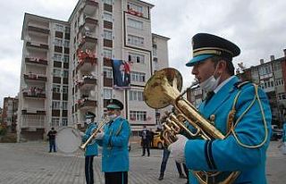 23 Nisan’ı bando eşliğinde balkondan kutladılar