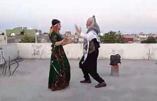 23 Nisan’ı evinin damında Reyhani oynayarak kutladı