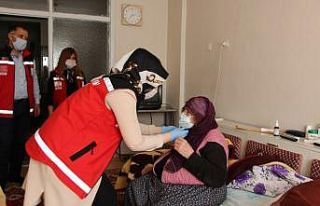 24 yıldır yalnız yaşayan İfakat nineye vefalı...