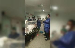 26 gün sonra yoğun bakımdan alkışlarla çıkarıldı
