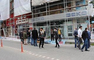 2. kattaki iskeleden düşen işçi yaralandı