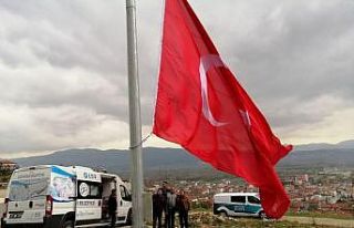 30 metre yükseklikte dalgalanan Türk bayrağı yenilendi
