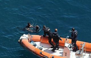 30 metrelik falezlerden atladı, bota çıkmamak için...
