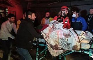 3 katlı binada çıkan yangın mahalleliyi sokağa...