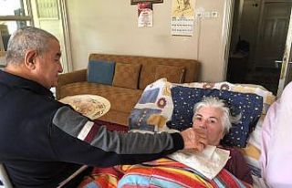 40 yıllık eşine bebek gibi bakıyor