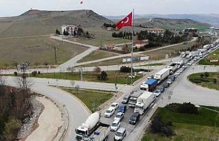 43 ilin geçiş noktasındaki tüm araçlar durduruldu