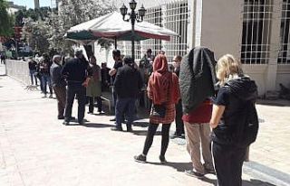 4 gün sonra banka ve PTT şubelerinde uzun kuyruklar...