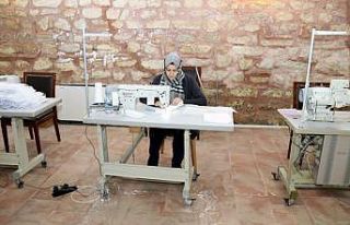 500 yıllık tarihi mekanda maske üretiliyor
