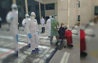 56 yaşındaki korona virüs hastası kadın alkışlarla...