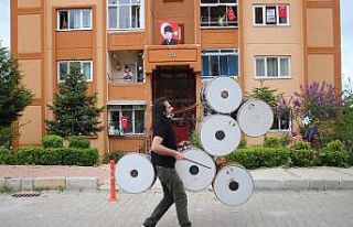 6 davulu aynı anda çalıp, 23 Nisan coşkusu yaşattı