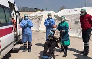 71 yaşında korona virüsü yendi