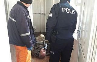 76 yaşındaki adam halk tuvaletinde ölü bulundu