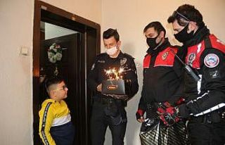 7 yaşındaki Fatih’e polislerden sürpriz doğum...