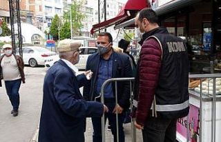 85 yaşındaki vatandaş bankaya giderken polise yakalandı