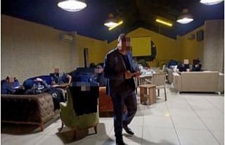 Açık olan kafedeki 17 kişiye idari işlem