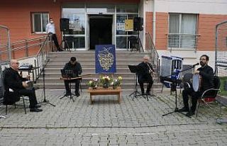 Adana’da karantinadaki kişilere konser