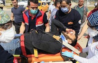 Adana’da otomobil kanala uçtu, sürücüyü vatandaşlar...