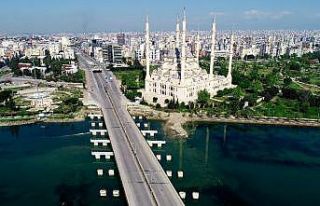 Adana’nın cadde ve sokakları bomboş kaldı