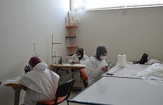 Adilcevazlı kadınlardan maske üretimi
