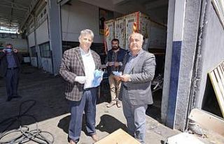 Adıyaman Belediyesi, KSS esnafına maske dağıttı