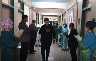 Afyonkarahisar’da Korona virüsü yenen hasta alkışlarla...