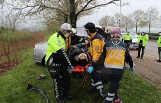 Ağaca çaparak hurdaya dönen otomobilde sıkışan...