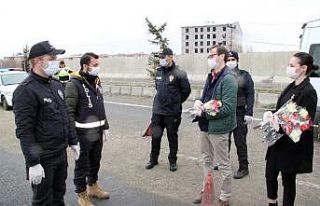 Ağrı’da öğretmenler, görev başındaki polislere...