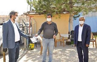 AK Parti Arguvan’da maske dağıttı