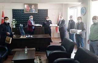 AK Parti ilçe teşkilatı maske dağıttı