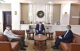 AK Parti teşkilatı 300 adet gıda kolisi bağışında...