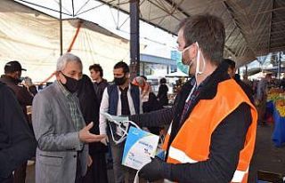 AK Partili gençler maske dağıttı