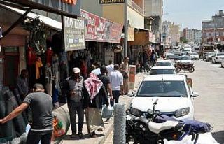 Akçakale’de kısıtlama sonrası insanlar sokağa...