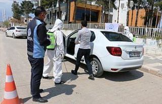 Akçakale’de özel araçlar dezenfekte ediliyor