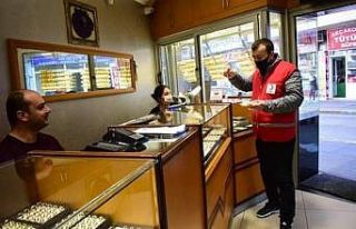 Akçakoca’da Kızılay esnafa maske dağıttı