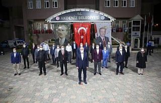 Akdeniz Belediyesi önünde İstiklal Marşı okundu