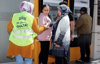 Akdeniz Belediyesi vatandaşlara dezenfektan dağıttı