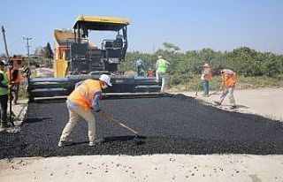 Akdeniz’de asfalt çalışmaları sürüyor