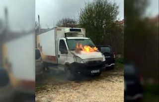 Aküsü patlayan kamyonet alev aldı