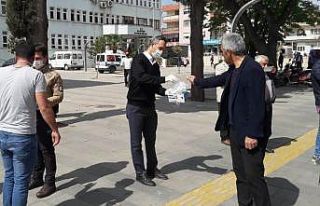 Alaşehir’de ücretsiz maske dağıtılıyor