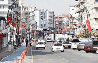 Aliağalılar, 23 Nisan coşkusunu balkonlarında...