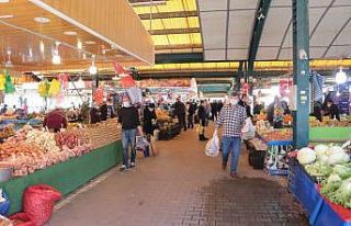 Alışveriş yapanlar sosyal mesafeye uymadı
