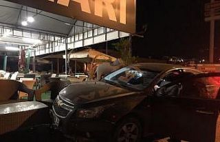 Alkollü sürücü mobilya dükkanına girdi