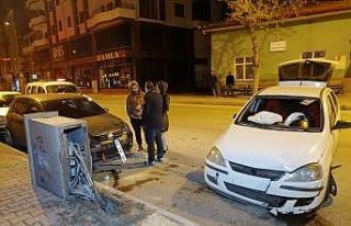 Alkollü sürücü önce otomobile, sonra elektrik...
